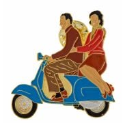 Vespa Couple On Scooter Rozet - Pin / VESPISSIMO