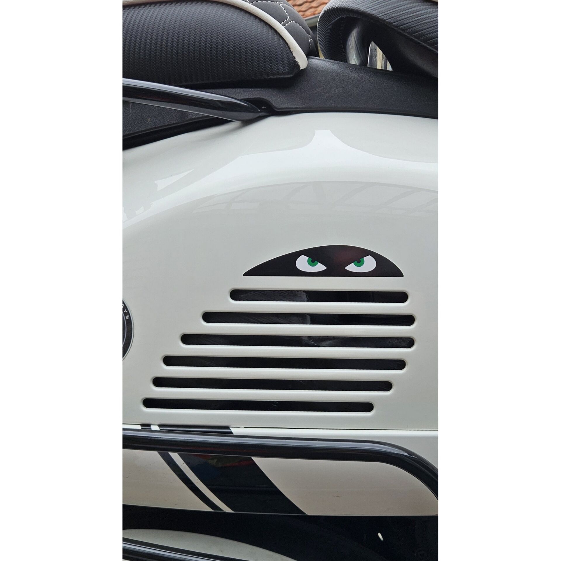 Vespa GTS Yan Hava Girişi Yeşil Göz Motifli Sticker / VESPISSIMO