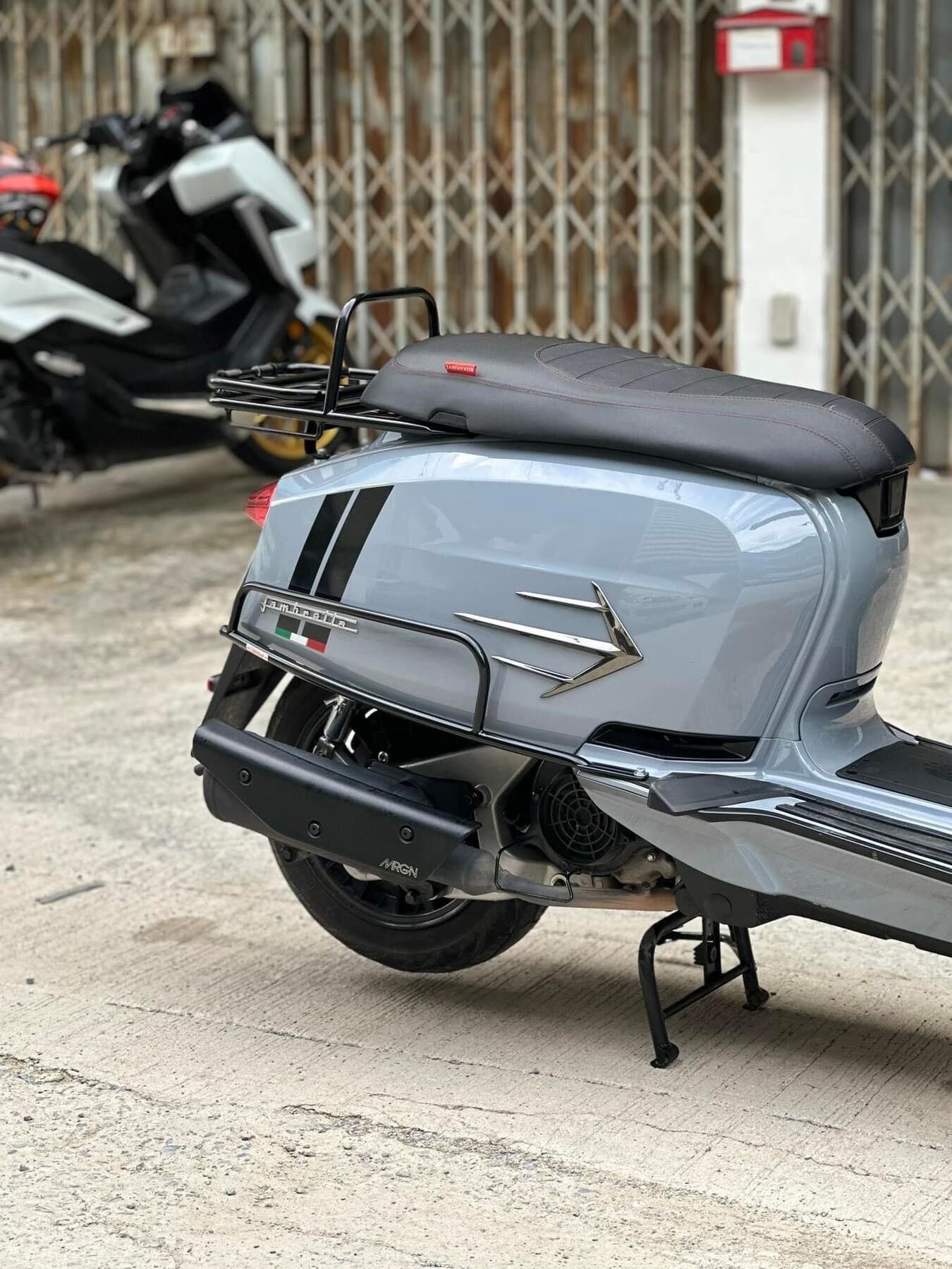 Lambretta V 50-125-200 Arka Yan Koruma Demiri *Siyah* / Friendship