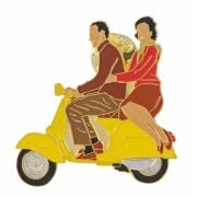 Vespa Couple On Scooter Rozet - Pin / VESPISSIMO